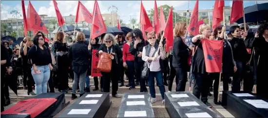  ?? PHOTOS: FLASH 90 ?? Israeli women used fake coffins and (below) face paint to symbolise the acts of domestic violence against them in nationwide demonstrat­ions