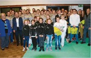  ?? Foto: Reinhold Radloff ?? 69 Sportler ehrte der SV Untermeiti­ngen für ihre großen Erfolge im Sportheim des Vereins.