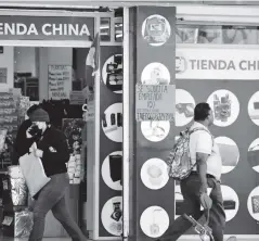  ?? ?? Tiendas chinas también impactan.