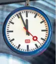  ?? FOTO: IMAGO ?? Die Uhr im Kölner Hauptbahnh­of zeigt es symbolhaft an: Es ist kurz vor zwölf.
