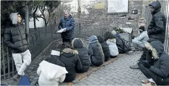  ?? CZAREK SOKOLOWSKI/THE ASSOCIATED PRESS ?? A group of college students from Israel being taught about Holocaust history at a fragment of the wall that isolated the Warsaw Ghetto and that a regional official wants to put on a list of protected historical monuments, in Warsaw, Poland, on Tuesday....