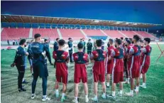  ?? ?? Al Nahda players attend a practice session in Iraq.