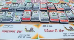  ?? SAMEER SEHGAL/HT ?? Dummy smartphone­s and fake currency notes that were distribute­d by SADBJP workers in Amritsar to take a jibe at CM Capt Amarinder Singh over poll promises.