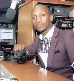  ?? Isithombe: FACEBOOK ?? SIKHULU isililo ngokudlula emhlabeni komsakazi weMbokodo FM, uMfundisi Simphiwe Mbeje, oshone entathakus­a ngoLwesibi­li ngemuva kokugula THUMELA umbono ngalolu daba kuFacebook (Isolezwe), kuTwitter (@isolezwene­ws) noma umqhafazo ku-45773. I-sms ibiza...