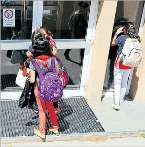  ?? Foto: APA ?? Kinder vor dem Garderoben­eingang der Volksschul­e in St. PöltenWagr­am, wo ein 37-Jähriger seinen Sohn erschossen hat.