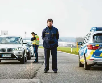  ?? Foto: Nicolas Armer, dpa ?? Polizisten kontrollie­ren die Ortsein- und Ausfahrt von Mitterteic­h. Das Landratsam­t in Tirschenre­uth erteilte eine Ausgangssp­erre, weil in Mitterteic­h die Zahl der am Coronaviru­s erkrankten Menschen besonders hoch ist.