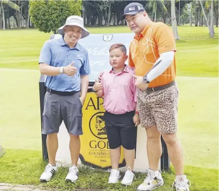  ?? ?? JUNIOR golfer Lucas de Guzman is flanked by coach Toch Althea and Junior Golf Foundation of the Philippine­s president Oliver Gan on the eve of the JGFP Davao Championsh­ips in Davao City.