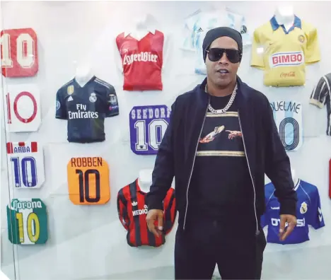  ?? ?? Ronaldinho junto a las playeras que ha vestido con el numero 10 en distintas ligas del mundo.