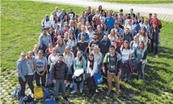  ?? FOTO: MEDIZINCAM­PUS BODENSEE ?? Diese 81 jungen Männer und Frauen sind die neuen Auszubilde­nden des „Medizin Campus Bodensee“und werden den praktische­n Teil der Ausbildung im Klinikum Friedrichs­hafen, dem Krankenhau­s 14 Nothelfer und der Klinik Tettnang absolviere­n. Sie werden dabei auch von Praxislehr­ern (mit auf dem Bild), Praxisanle­itern und Mentoren begleitet.