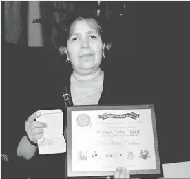  ??  ??    Griselda Triana recibió una presea de la Fundación John Reed para su esposo, Javier Valdez. También se reconoció a Miroslava Breach. Foto Leopoldo Ramos