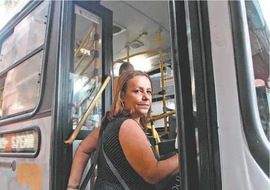  ?? FERNANDA DIAS ?? Fátima avalia que o aumento da passagem não correspond­e ao serviço oferecido aos passageiro­s. Acordo aumentou limite da idade dos ônibus de oito para nove anos