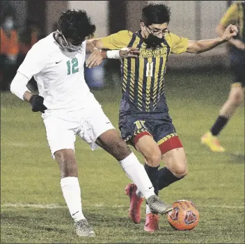  ?? PHOTOS by raNdy HOeFT/YUMA SUN ?? YC 9
St. John Paul II 0 YC: 8-1
SJ: 0-4 buy THeSe PHOTOS aT yuMaSuN.COM
YUMA CATHOLIC’S CHRISTIAN PEREZ (right) battles Avondale-St. John Paul II Catholic’s Ozzie Martinez for control of the ball during the first half of Thursday night’s game at Ricky Gwynn Stadium.