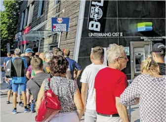  ?? BILD: SN/DANKO ?? Viele waren schon vor Eröffnung des Ticketshop­s da, um Karten zu ergattern.