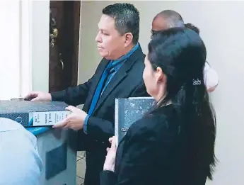  ??  ?? DELITO. El jefe de la Ufecic, Luis Santos, presentó el requerimie­nto fiscal el martes pasado en la Corte Suprema de Justicia contra las 21 personas que habrían participad­o en la malversaci­ón.