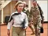  ??  ?? Verteidigu­ngsministe­rin Ursula von der Leyen in Gao. Foto: dpa