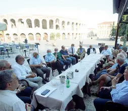  ?? (Fotoland) ?? Contrari Il gruppo di soci «critici» di Cattolica riuniti ieri sera a Verona