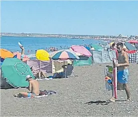  ??  ?? Playa Unión. Muchos escaparon de los 41 grados de su vecina Rawson.