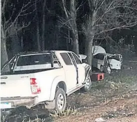  ?? (POLICÍA DE CÓRDOBA) ?? Drama vial. Un muerto y varios heridos dejó este choque entre un auto y una camioneta, cerca de la ciudad de Oncativo.