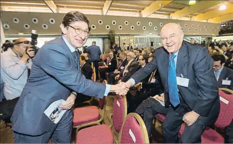  ?? MARCIAL GUILLÉN / EFE ?? José Ignacio Goirigolza­rri i Carlos Egea, presidents de Bankia i el BMN, respectiva­ment