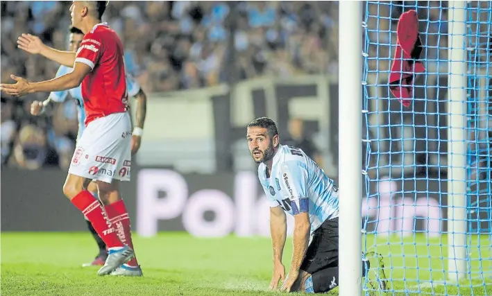  ?? FOTOBAIRES ?? Hizo un gol y al ratito se lastimó. Licha López, después de convertir el 1 a 0 ante Huracán. Luego, al disputar la pelota con Villalba se le trabó la rodilla. No lo deberán operar.