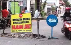  ?? JAWA POS RADAR KEDIRI ?? BERLUBANG BESAR: Salah satu jembatan di jalan tembus dipasangi rambu dan spanduk larangan melintas bagi kendaraan roda empat.