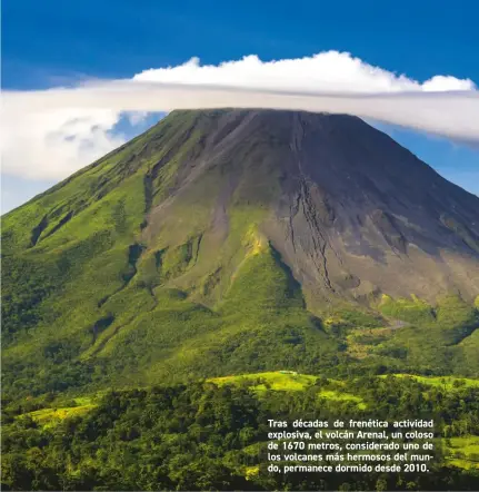  ??  ?? Tras décadas de frenética actividad explosiva, el volcán Arenal, un coloso de 1670 metros, considerad­o uno de los volcanes más hermosos del mundo, permanece dormido desde 2010.