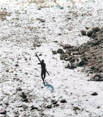  ?? PHOTO D’ARCHIVES, AFP ?? Un membre des Sentinelle­s tentant d’abattre avec un arc et des flèches un hélicoptèr­e de la Garde côtière indienne qui survole son île à la suite du tsunami de 2004.