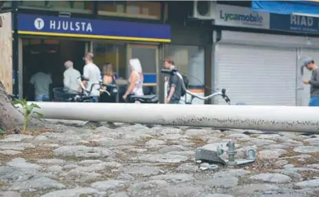  ?? FOTO: ULRICA ANDERSSON ?? NERE. Prideflagg­an skulle vara på plats igen inom ett par dagar, enligt Stockholms stad.