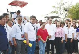  ??  ?? Engr. jallorina, Sen. Villar, joel Tador and members of the PhilRice and PhilMECH in front of the machinerie­s provided.