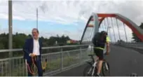  ?? FOTO: PRIVAT ?? NYINVIGD. I måndags invigde trafikborg­arrådet Daniel Helldén (MP) den nya bron i Västberga där cyklister och gångtrafik­anter fått rejält med ny plats.