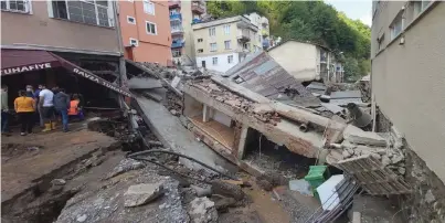  ?? FoTo: TT-Ap ?? Översvämni­ngarna orsakade stora skador i turkiska staden Dereli i Giresunpro­vinsen, som ligger vid Svartahavs­kusten.