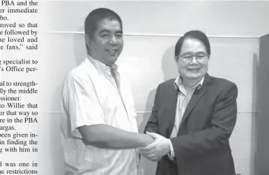  ?? SPORTS5 ?? New PBA commission­er Willie Marcial shakes hands with PBA chairman Rickie Vargas.