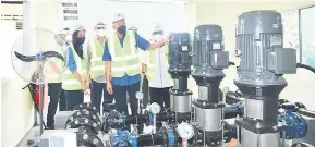  ?? ?? KEMUDAHAN: Mahdzir meninjau pam penggalak Projek Bekalan Air Luar Bandar di Metong Merau/Mongkos, Bahagian Serian.