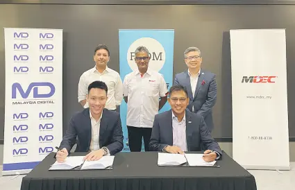  ?? ?? Beh (front left) and Johan (front right) alongside other oficials during the MOU signing ceremony between FAO) and KPMG in Malaysia.