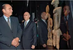  ??  ?? Première. Le président Jacques Chirac inaugure le musée du Quai-Branly, le 20 juin 2006, en présence de Stéphane Martin (à droite).