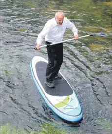  ?? FOTOS: PEGGY MEYER ?? Noch ist er trocken: Der Jungnauer Ortsvorste­her Anton Fetscher versucht sich als Stehpaddle­r auf der Lauchert.