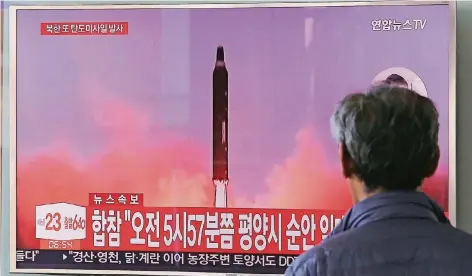  ?? FOTO: DPA ?? Ein Mann sieht sich gestern in Seoul, Südkorea, auf einem Fernseher in einer Bahnstatio­n Nachrichte­n über den Start einer nordkorean­ischen Rakete an.