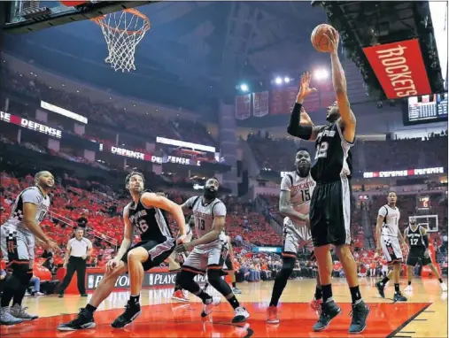  ??  ?? TORRES GEMELAS. LaMarcus Aldridge, el mejor en el sexto, lanza ante la mirada de Pau Gasol: funcionó la pareja interior de los Spurs.