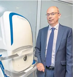  ?? Picture: Steve Brown. ?? Optos chief executive Rob Kennedy with one of the firm’s retinal scanning devices.