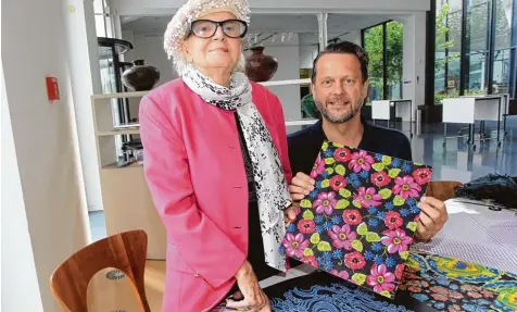  ??  ?? Textildesi­gnerin Ursula Fiedler übergibt ihre Entwürfe an Karl Borromäus Murr vom Textilmuse­um. Die Augsburger­in hat viele Jahre in Paris gelebt und dort Stoffe für ex klusive Marken designed.
