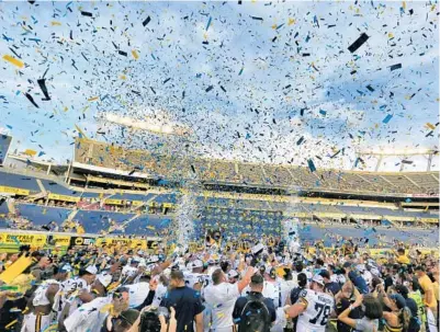  ?? JOE BURBANK/STAFF PHOTOGRAPH­ER ?? The confetti flies as Michigan players celebrate with the citrus trophy after crushing Florida on Friday in the Buffalo Wild Wings Citrus Bowl in Orlando.