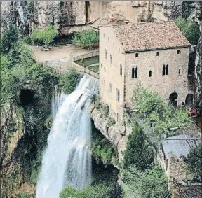  ?? DIPUTACIÓN DE BARCELONA ?? El salto de agua caracterís­tico de este espacio natural