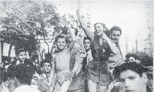  ?? ARCHIVO CLARÍN ?? Los integrante­s de Las aventuras de Tarzán (Oscar Rovito, Mabel Landó y César Llanos), el radioteatr­o emitido durante cinco años en la década de 1950.