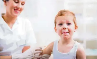  ??  ?? Eigentlich sollten Kinder bis zum . Lebensmona­t vollständi­g geimpft sein. Das trifft aber nicht auf alle zu. Foto: istock