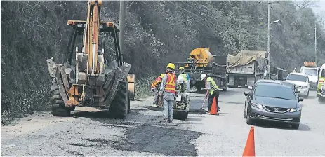  ?? FOTO: EFRAÍN SALGADO ?? Personas trabajan en bacheo en la salida a Olancho, se conoció que estas obras son provisiona­les.