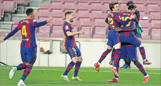  ??  ?? Riqui Puig y Messi se abrazan a Dembélé tras el 1-0 ante el Valladolid en presencia de Alba y mientras llega Araújo.