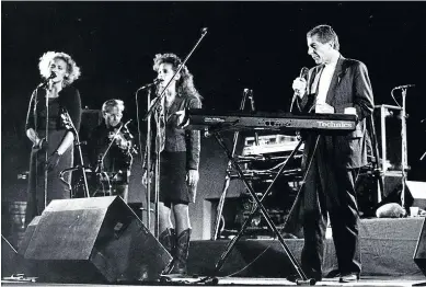  ?? ÁNGEL DE CASTRO/HERALDO ?? Leonard Cohen, en su concierto de Binéfar del año 1988.