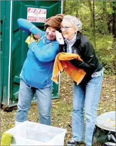  ?? Lynn Atkins/The Weekly Vista ?? Chris Rice and Linda Schaeffler follow the instructio­ns at a station on the back side of the Branchwood Trail. A new social group, the Gal Pals Society, held their monthly meeting there.
