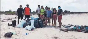  ??  ?? Los jóvenes voluntario­s que recogen desperdici­os en la orilla de la playa de Río Lagartos cada domingo