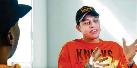  ?? SCREENSHOT YOUTUBE ?? Comedian und Schauspiel­er Pete Davidson stellt sich den Fragen von Charlamagn­e tha God.